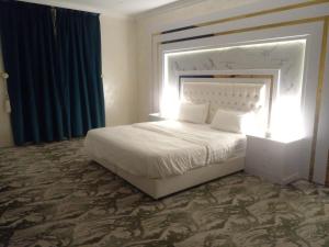 Postel nebo postele na pokoji v ubytování فندق غمامة للشقق المخدومة GHAMAMA Hotel Serviced Apartments