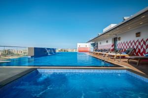 Bazén v ubytování Mercure Muscat nebo v jeho okolí