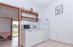 Kuchyň nebo kuchyňský kout v ubytování Three-Bedroom Holiday Home In Oklaj