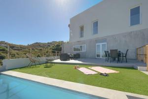 a villa with a swimming pool and a house at Villa con piscina y vista al mar in Moya