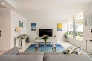 Μια τηλεόραση ή/και κέντρο ψυχαγωγίας στο Beachfront Bentley Hotel One Bedroom Suite with Balcony and Beach access