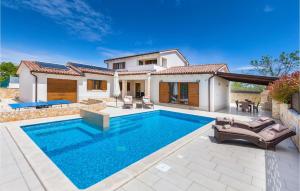 Bazén v ubytování Pet Friendly Home In Sveti Kirin nebo v jeho okolí