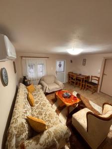 Posezení v ubytování Platanos Village Home + 15 fotografií