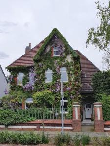 a house with ivy growing on the side of it at Villa Kolck in Xanten