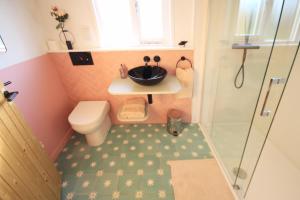 Ένα μπάνιο στο New Kingfisher Lodge, Brook Meadow - pet friendly -sleeps 4 +19 φωτογραφίες