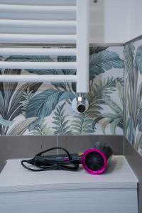 een roze kom bovenop een ladekast bij LemonHouse in Napels +65 foto's