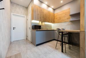 Kuchyň nebo kuchyňský kout v ubytování Nyvky Like Home - Manchattan City - Квартира 290-1 + 16 fotografií