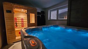 eine Whirlpool-Badewanne in einem Hotelzimmer in der Unterkunft Holiday Home Monte Fabula with Jacuzzi, Sauna and Backyard in Vučinić Selo