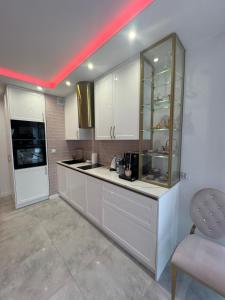 Η κουζίνα ή μικρή κουζίνα στο Apartments MERLIN -ANTRESOLA przy Starówce