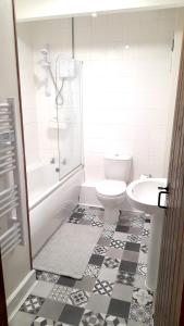 Vannituba majutusasutuses Cosy coastal retreat lovingly refurbished +15 fotot