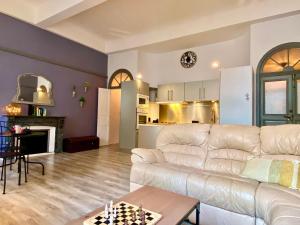 カルカソンヌにあるO'DE- Centre ville - proche cité médiévale -canal du midi - Wifi - Idéal couple et professionnelの白いソファとテーブルのあるリビングルーム