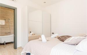 Posteľ alebo postele v izbe v ubytovaní Lovely Apartment In Sibenik With Sauna