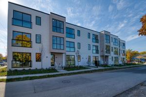 トラバースシティにある1 Mi to Ski Area Penthouse Condo in Traverse Cityの大きな白い建物