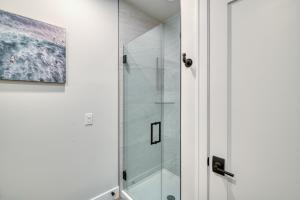 トラバースシティにある1 Mi to Ski Area Penthouse Condo in Traverse Cityの浴室のガラス扉付きシャワー +16枚の写真