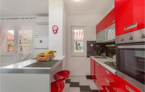 Kuchnia lub aneks kuchenny w obiekcie Nice Home In Risika With House Sea View