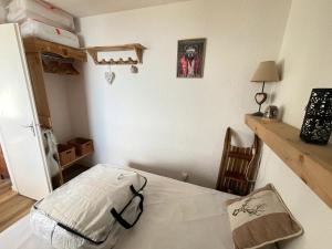 Ένα ή περισσότερα κρεβάτια σε δωμάτιο στο Appartement charmant - Chamrousse - 36 m² - Vue montagne