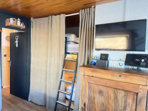 Η κουζίνα ή μικρή κουζίνα στο Appartement charmant - Chamrousse - 36 m² - Vue montagne +10 φωτογραφίες