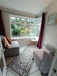 een kamer met een raam, een bed en een tapijt bij No 14 -A Cosy Townhouse in Westport in Westport