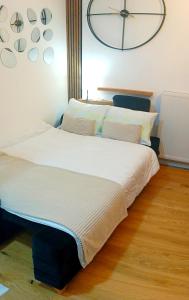 ein Schlafzimmer mit zwei Betten und einer großen Uhr an der Wand in der Unterkunft Oaza1 in Trnovo