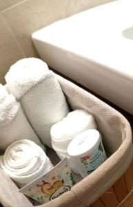 ein Korb mit Handtüchern und anderen Toilettenartikeln im Badezimmer in der Unterkunft Oaza1 in Trnovo
