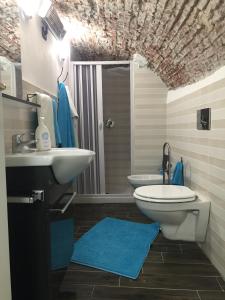 A bathroom at Appartamento al Ponte Reale
