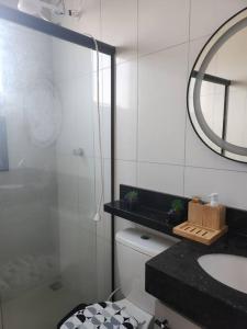 Bilik mandi di Aluga-se casa com area gourmet
