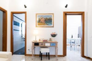 a room with a desk and a table with a chair at Godi Fiorenza Suite - Duomo a 15 Minuti e Aeroporto a 4 Minuti con Tramvia T2 in Florence