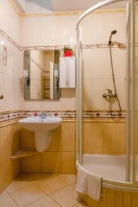 łazienka z umywalką i prysznicem w obiekcie Apartament Deluxe w mieście Płock +27 zdjęć