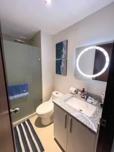 Bilik mandi di Upper Scale and Cozy Apart in the Heart of Escalon