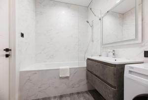 Phòng tắm tại Nyvky Like Home - Manchattan City - Простора кв 335 +28 ảnh