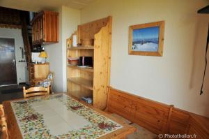 a dining room with a table and a room with a table sidx sidx at Duplex Le Yéti 16 Station Thollon les Mémises in Thollon