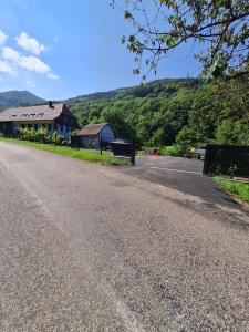 eine leere Straße vor einem Gebäude und einem Haus in der Unterkunft la maison bleue in Sainte-Marie-aux-Mines