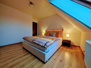 a bedroom with a bed in a attic at Schöne 2-Raumwohnung inklusive Infrarot-Wärmekabine in Großröhrsdorf