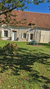 a house with a large yard with a building at Maison des oiseaux in Menou