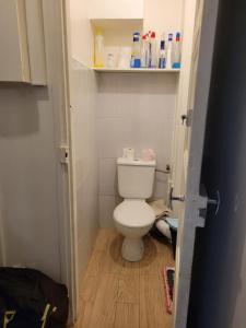 a small bathroom with a toilet in a room at Appartement 4 chambres face carrefour de Stains in Stains +5 photos