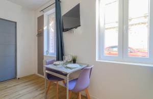 TV a/nebo společenská místnost v ubytování ZenkaSerenity 2- 3 min Gare-IUT-Centre, Tout confort