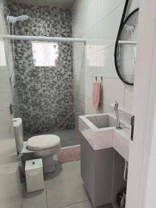 Et badeværelse på Apartamento Praia centro 03