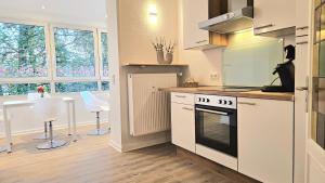 Kuchyň nebo kuchyňský kout v ubytování 122qm-Apartment - 4 Zimmer I Zentral I Küche I Balkon I Parken I WLAN