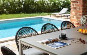 - une table et des chaises à côté de la piscine dans l'établissement Villa Flower, à Sveti Lovreč Pazenatički 11 autres photos