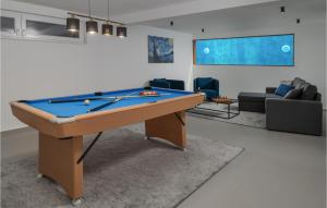 プリヴラカにあるVilla Rocaの中央にビリヤード台があるリビングルーム +27枚の写真