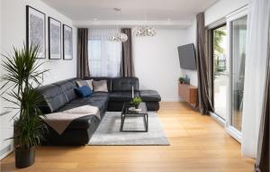 プリヴラカにあるVilla Rocaのリビングルーム(黒革のソファ付)