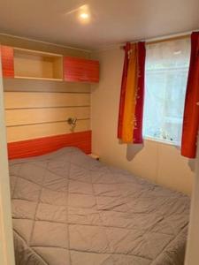 Postel nebo postele na pokoji v ubytování les sables dor Agde Mobilhome 3ch clim