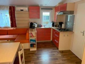 Kuchyň nebo kuchyňský kout v ubytování les sables dor Agde Mobilhome 3ch clim