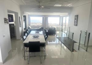 ein Esszimmer und ein Wohnzimmer mit Tisch und Stühlen in der Unterkunft Villa Las Vistas Costa Adeje in Callao Salvaje