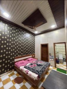 um quarto com uma cama num quarto com um tecto em Annu Bhai Sewa Sadan em Matura