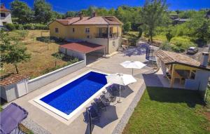 una vista aérea de una casa con piscina en Casa Elizabeta, en Vižinada