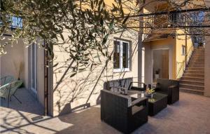 Un patio con sillas y una mesa frente a un edificio. en Casa Elizabeta, en Vižinada 32 fotos más