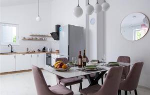 una cucina con un tavolo con una ciotola di frutta sopra di Casa Briscola a Marčana