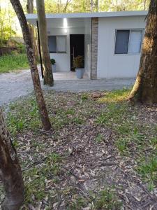 圣安娜Mi Solcito的一栋白色的房子，前面有树