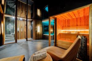 Posezení v ubytování Czorsztyn Prestige Osada - dla osób od 12 lat - przyjazna psom z dostępnym parkiem dla psów z przepięknym widokiem na jezioro